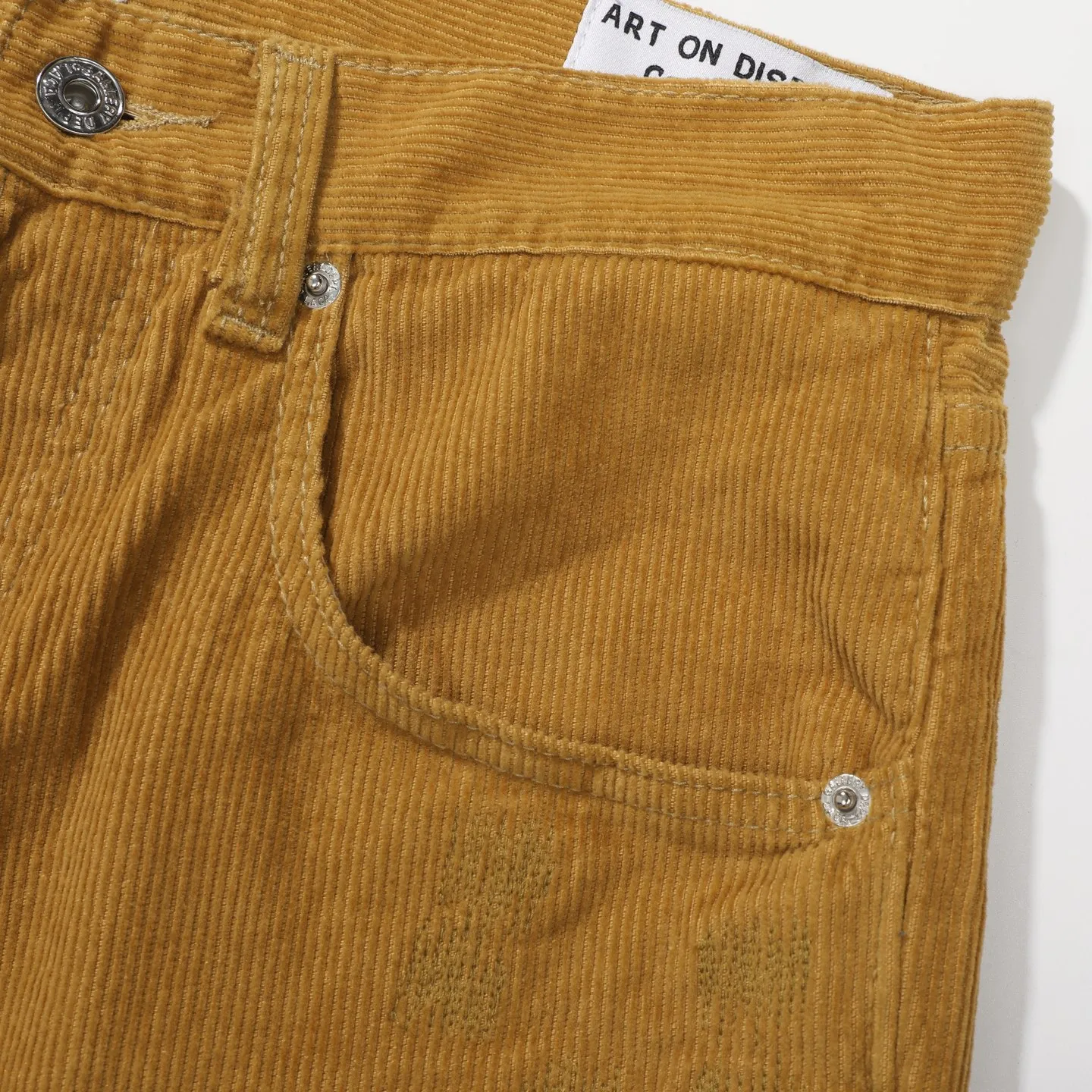 P240 Chrome Hearts Gallery 2025 corduroy spliced ​​multi-pocket couple bootcut jeans are a hot trend this season and are sought after by countless celebrities and fashionistas. The neat details of the cutting process add color to the playful fashion! The neat and meticulous design, and the well-fitting structure is unique. The upper body not only has outstanding recognition, but also looks younger and younger. A style with the ultimate wearing meaning and performance, gorgeous color matching, and the craftsmanship of this style is also extremely extraordinary. After the finished product is washed, it is disassembled and hand-made with sheepskin cross leather and then spliced ​​together to complete. The whole piece has too many craftsmanship to describe. It is decorated with patchwork cross flowers and high-waisted washed jeans! ! Absolutely high-end luxury product, a god-level single product, a super popular product, made with top heavy industry, a magic weapon that cannot be missed to hit the streets. Size: 28 30 32 34 36 Color: Yellow
